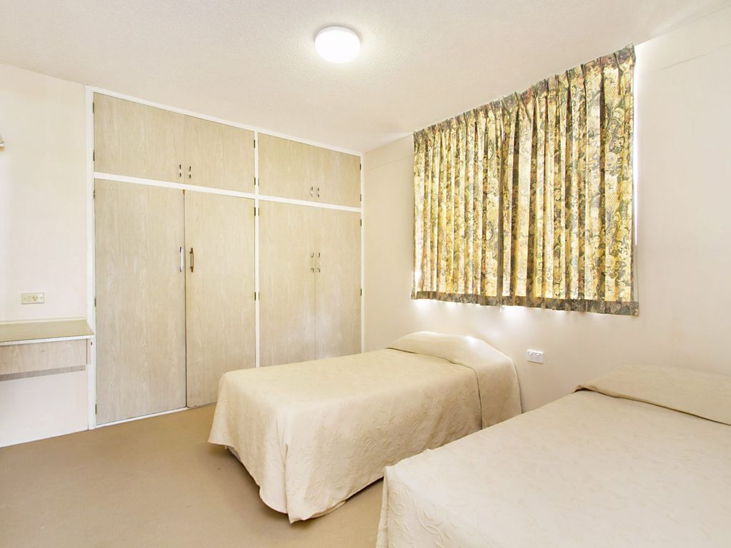 Kingston Court Unit 10 Right on the beach in Rainbow Bay Coolangatta