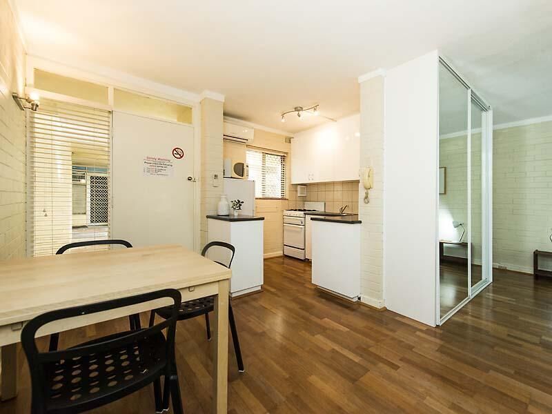 Ground Floor Apartment With Courtyard and Park Views