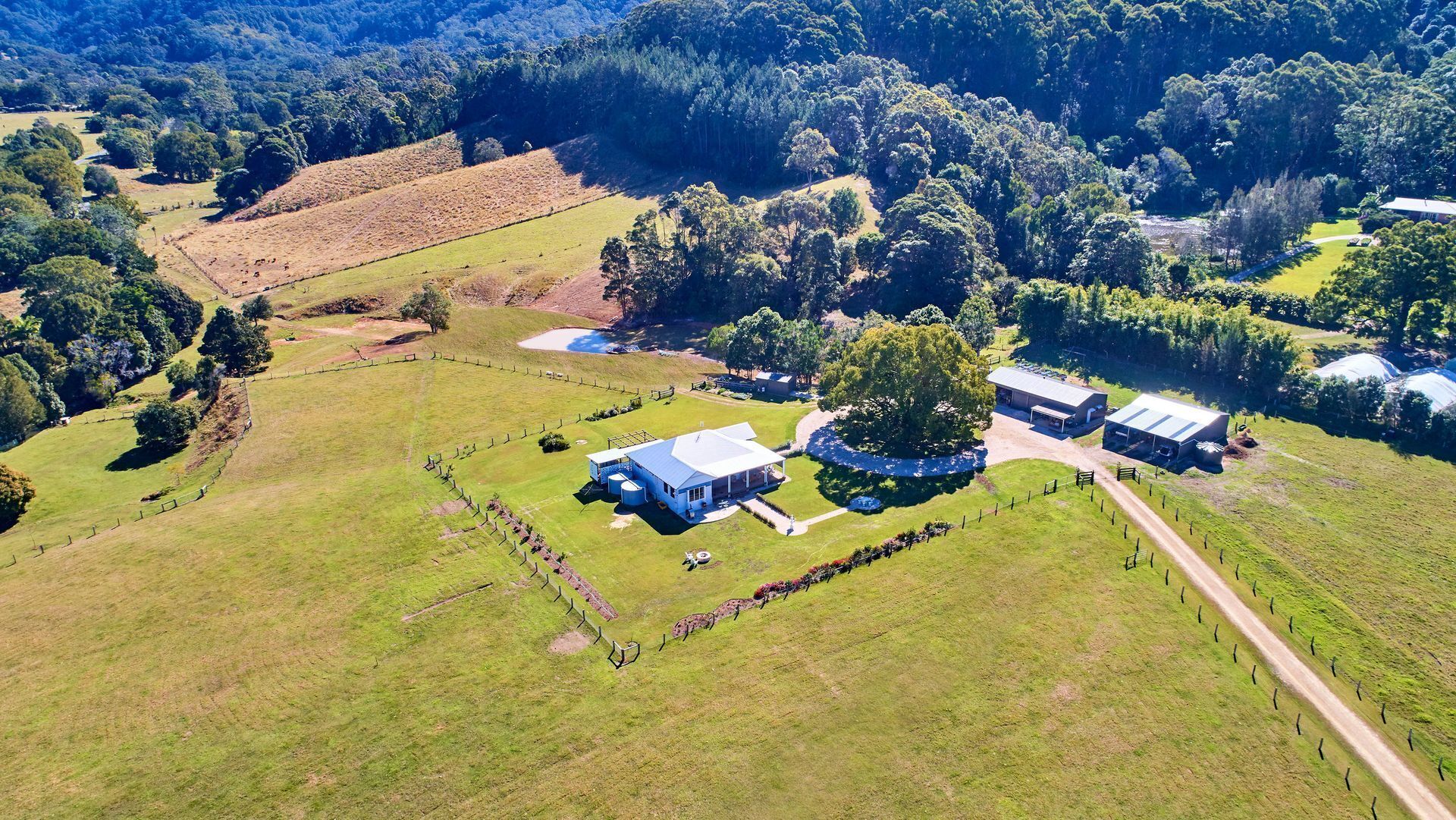Self Contained Farm Retreat, Spa, Wood Fired Pizza Oven, Fire Pit, BBQ