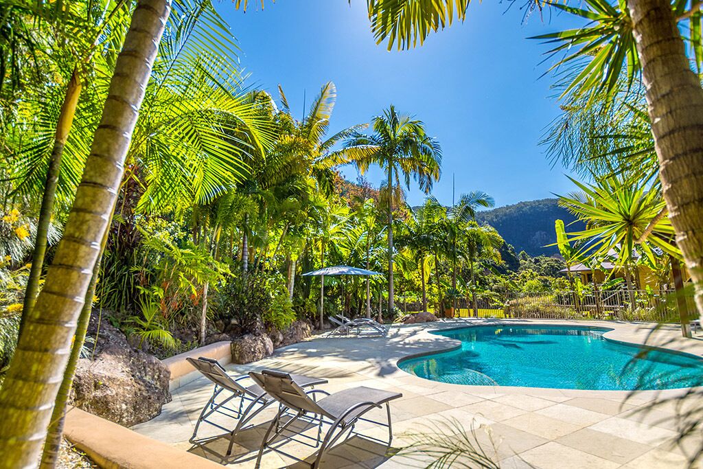 CLOGHEEN COTTAGE  Stunning Mountain and Ocean Views in the Byron Bay Hinterland