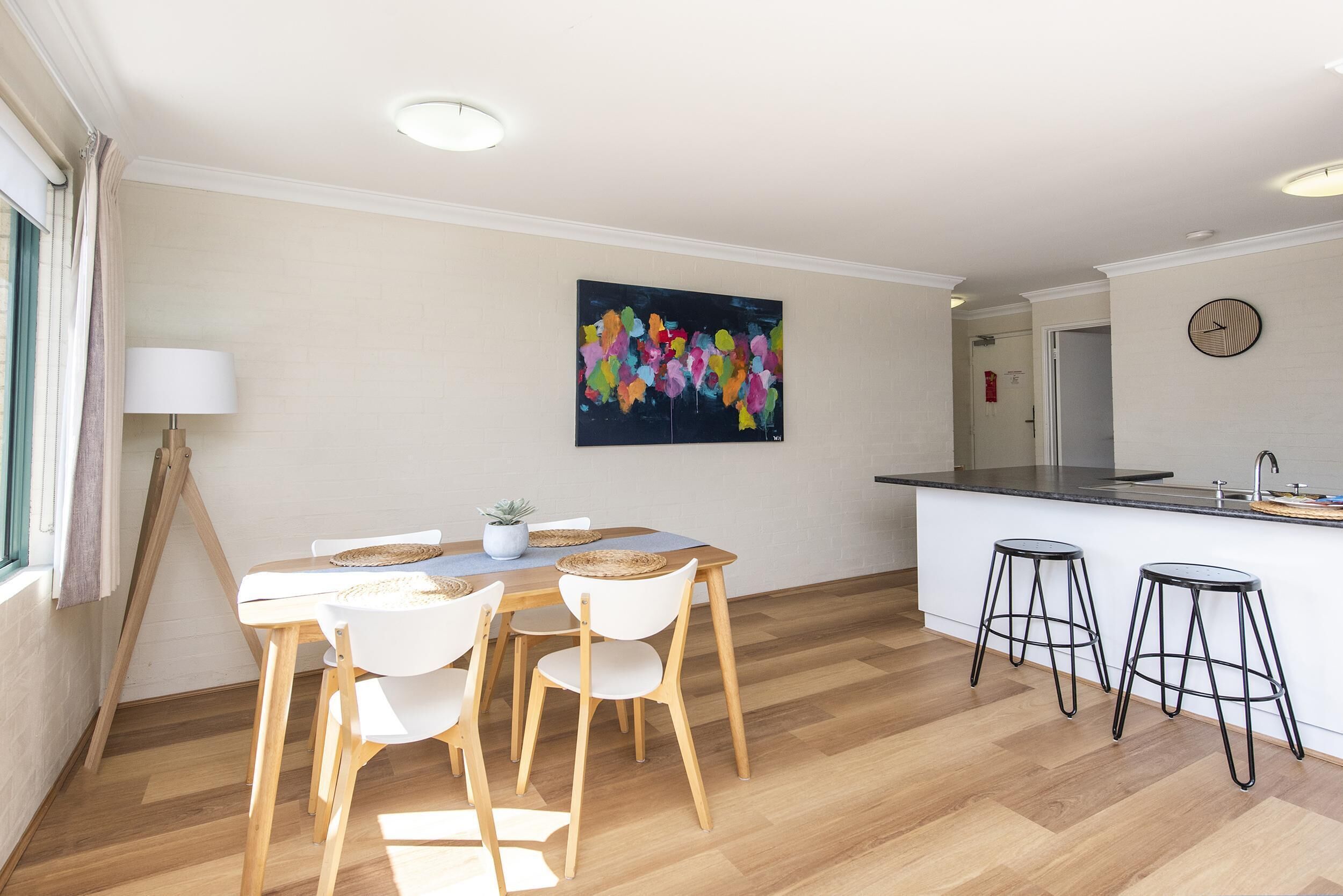 Subiaco Village With Pool, BBQ & spa - Free Parking and Wifi - two Bedroom