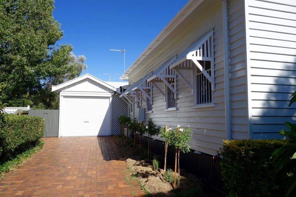 Frangipani House - 3 Bedroom Classic, Large, Comfy Queenslander in East Toowoomba