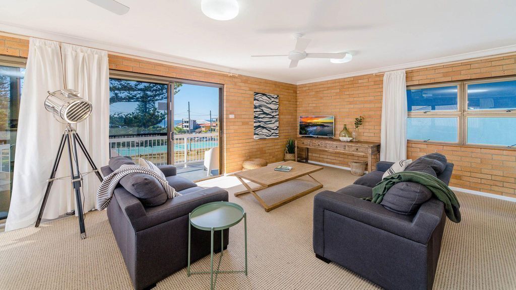 Burleigh Unit 1 Opposite the Beach. Linen and Free Wifi