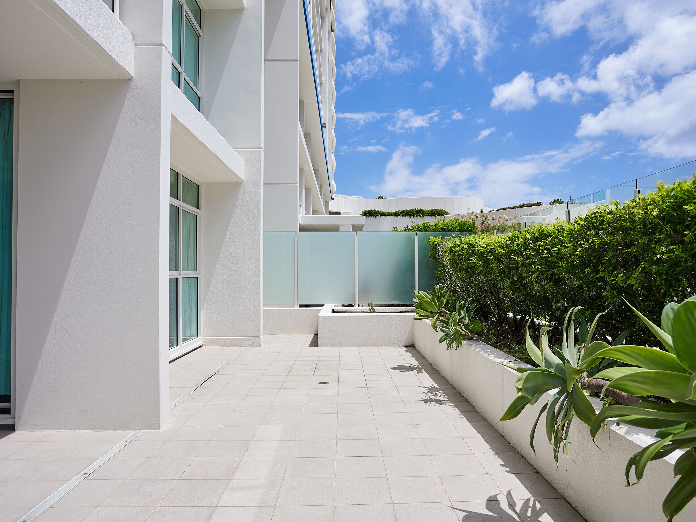 Kirra Surf Unit - 4.5 by Beach, Ground Floor With Your own Private Courtyard