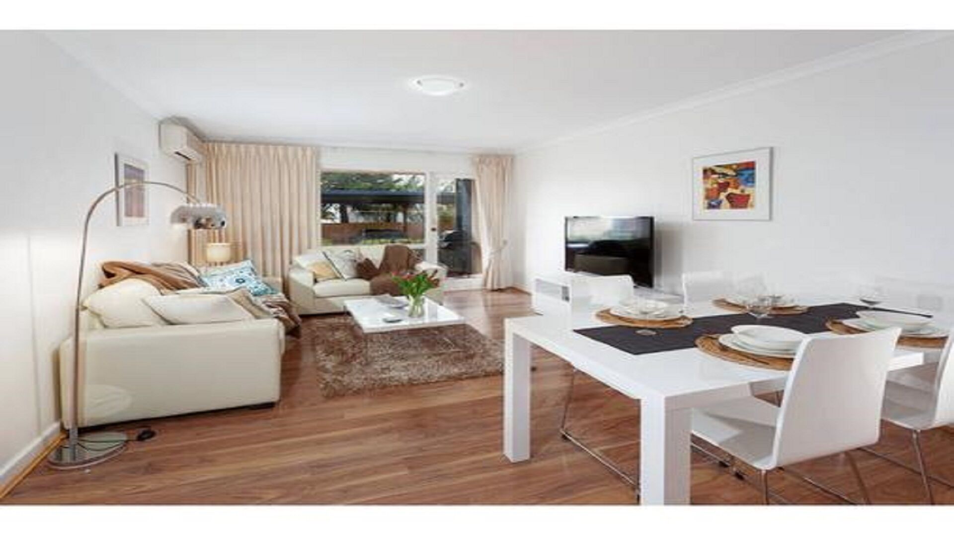 Relax  in tranquil surroundings a stone's throw from the Swan River...