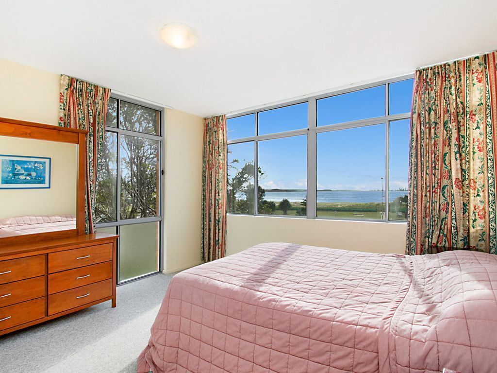 Beach Lodge Unit 9 Beachfront unit in  Coolangatta with balcony with ocean views.