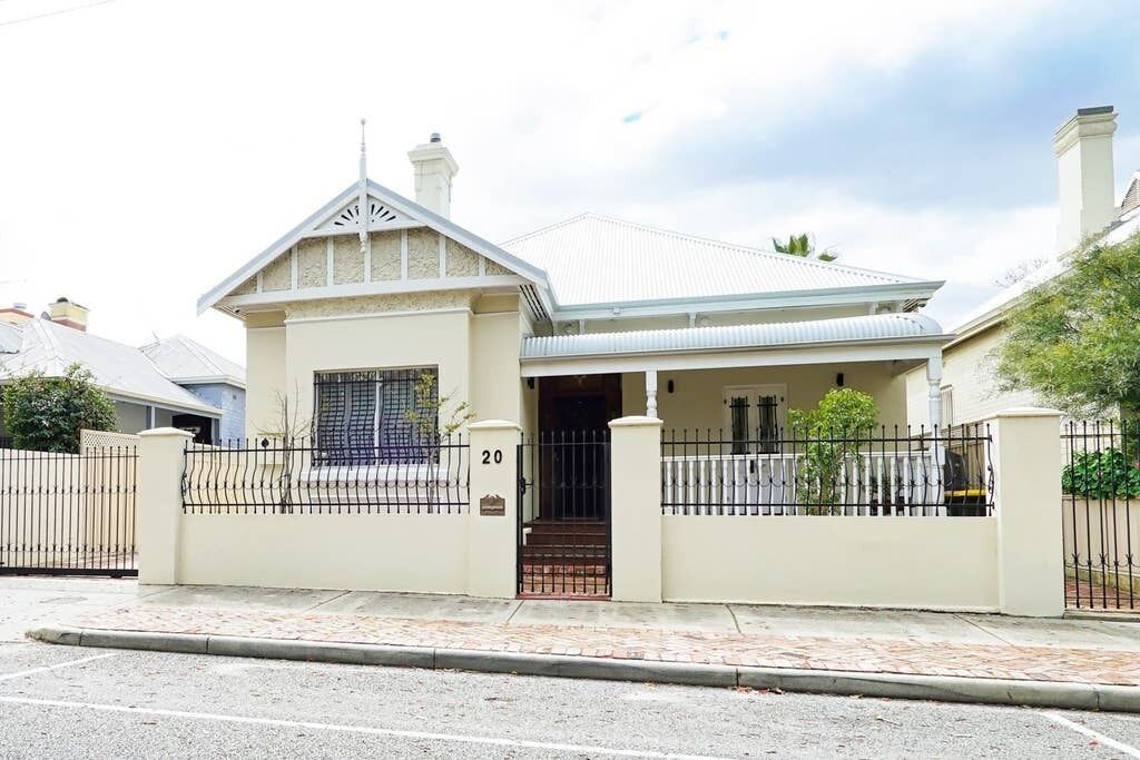 This House is a 3 Bedroom, 2.5 Bathrooms, Located in Perth, WA