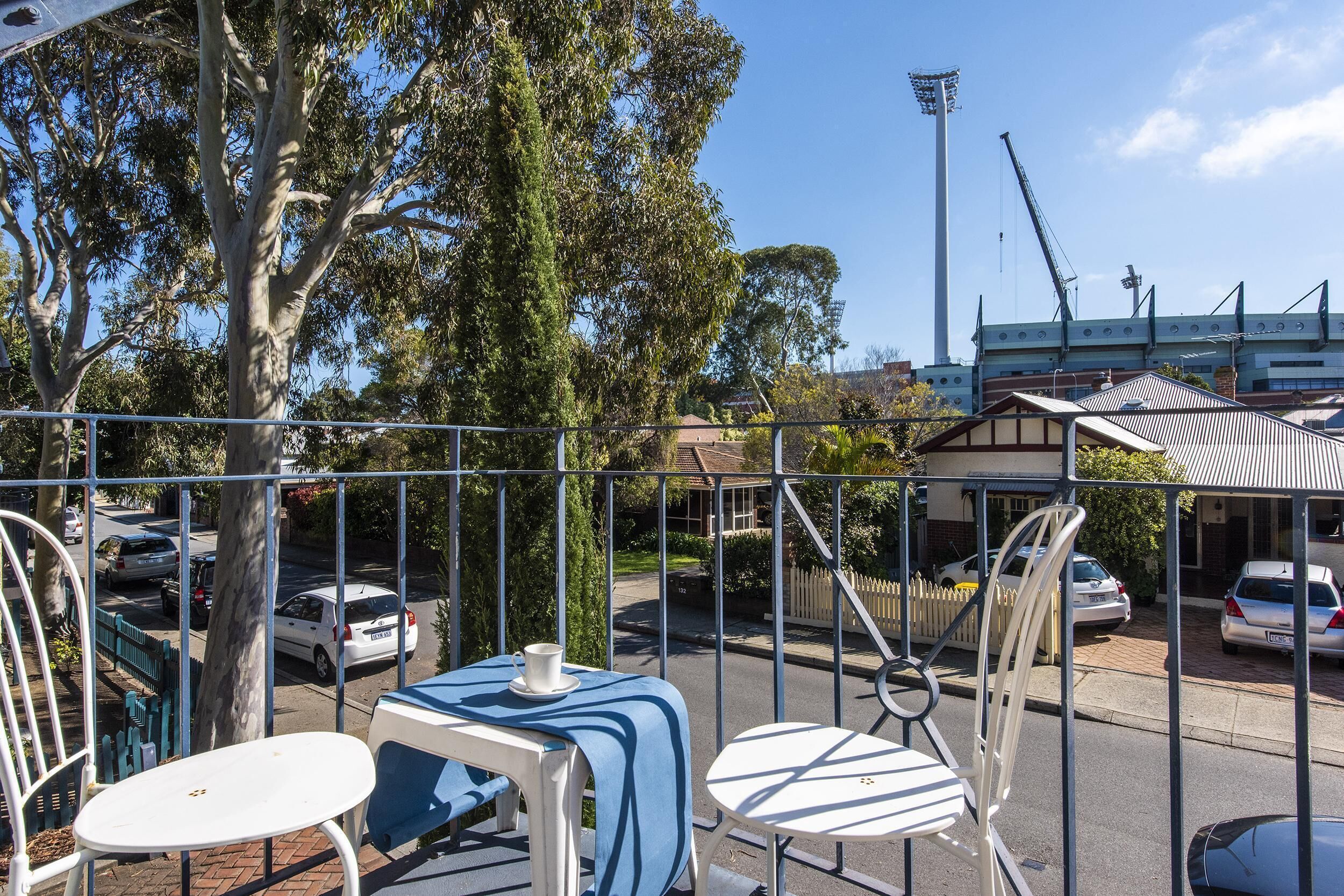 Subiaco Village With Pool, BBQ & spa - Free Parking and Wifi - two Bedroom