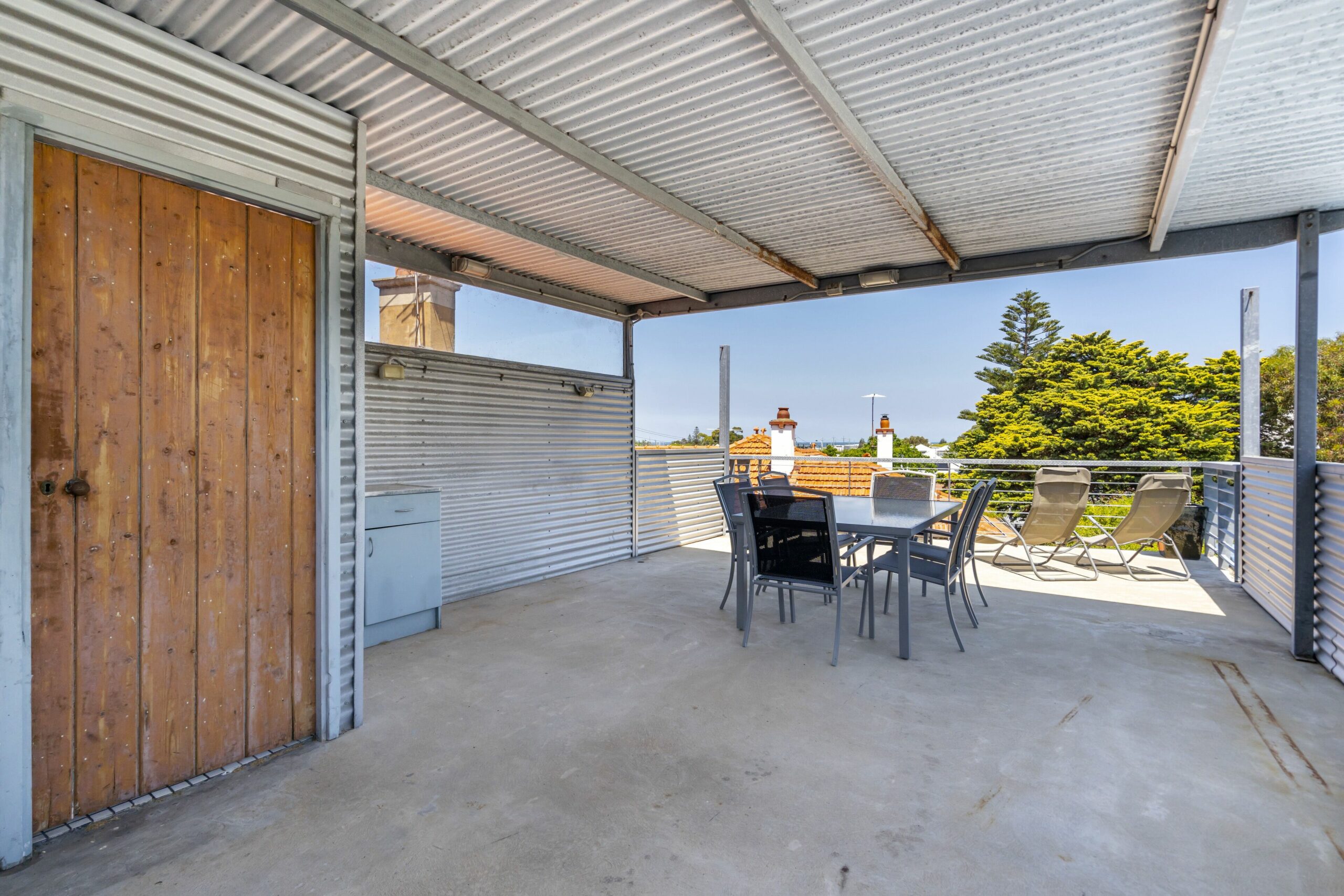 Outdoor Oasis With Views! Walk to Freo, Beach, Cafes & More..