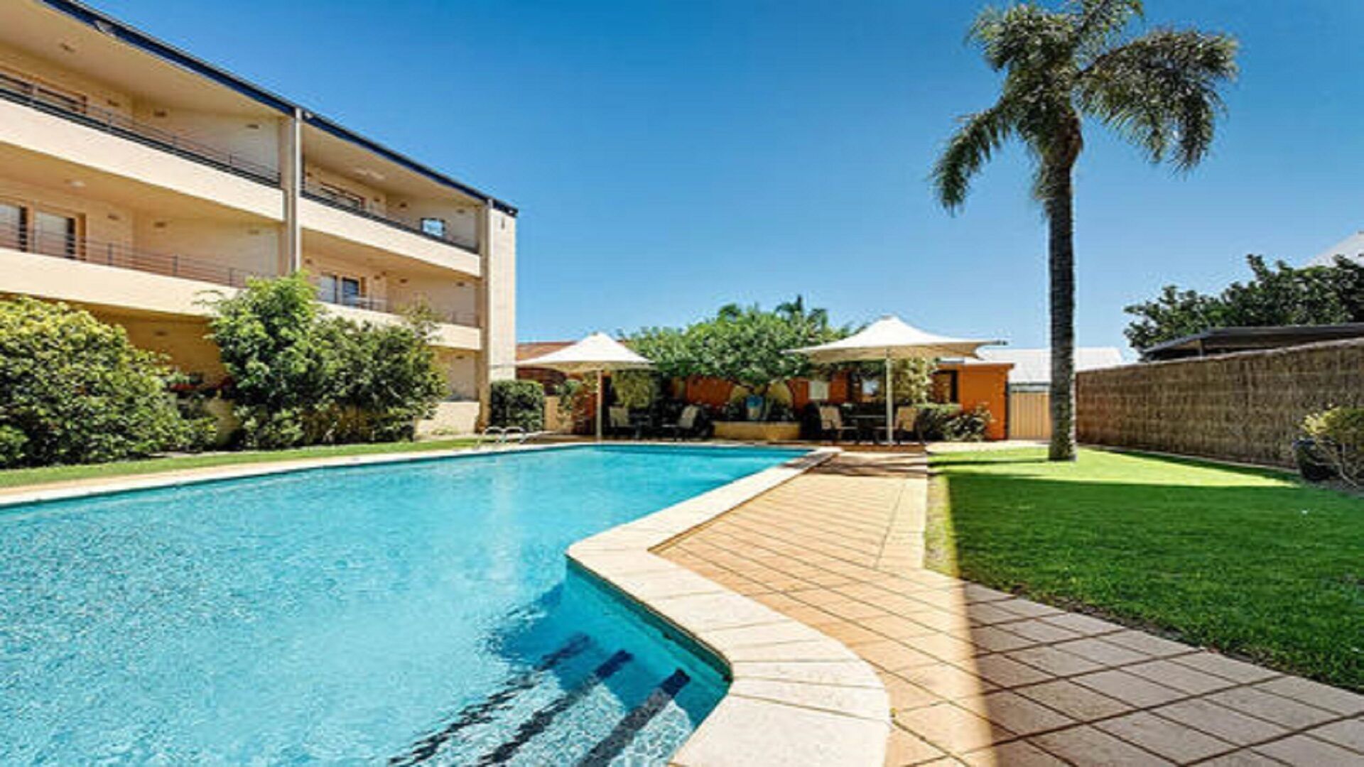 Relax  in tranquil surroundings a stone's throw from the Swan River...