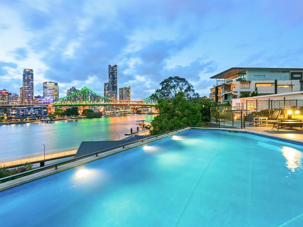 Glam ~ Skyline City, Water + Story Bridge Views