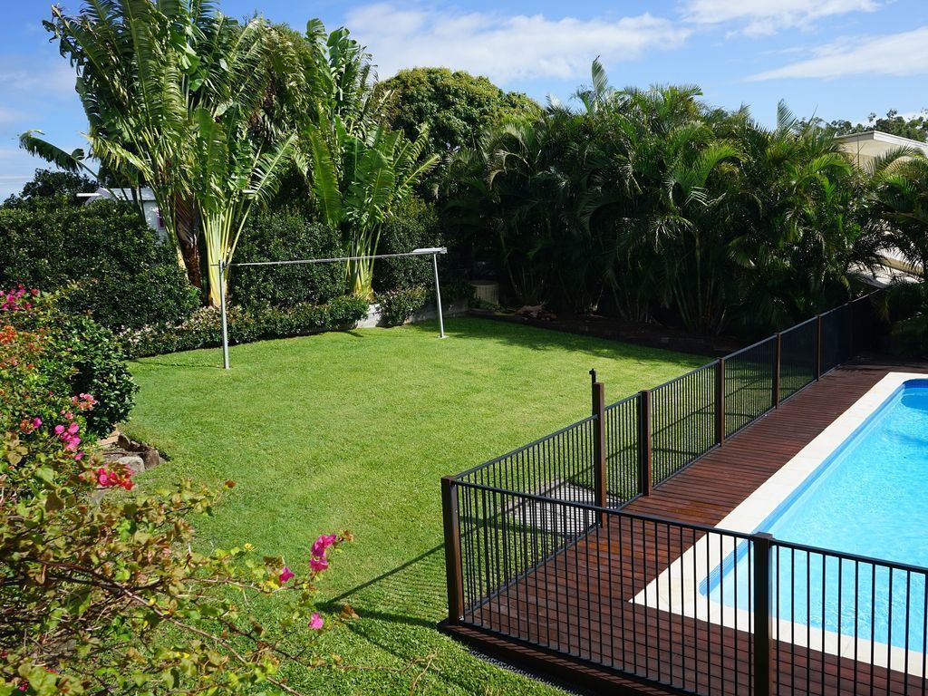 Spacious Broadwater Family Home, Huge Pool & Fantastic Views