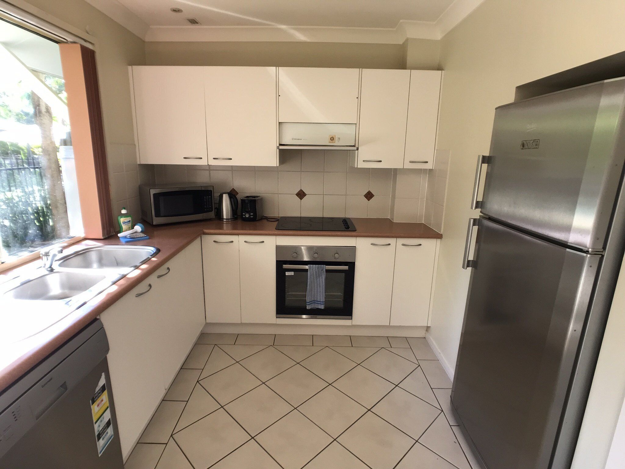 This Spacious Modern Townhouse is Located Just 2kms From Byron CBD and 10 Minutes Walk Through Arakw