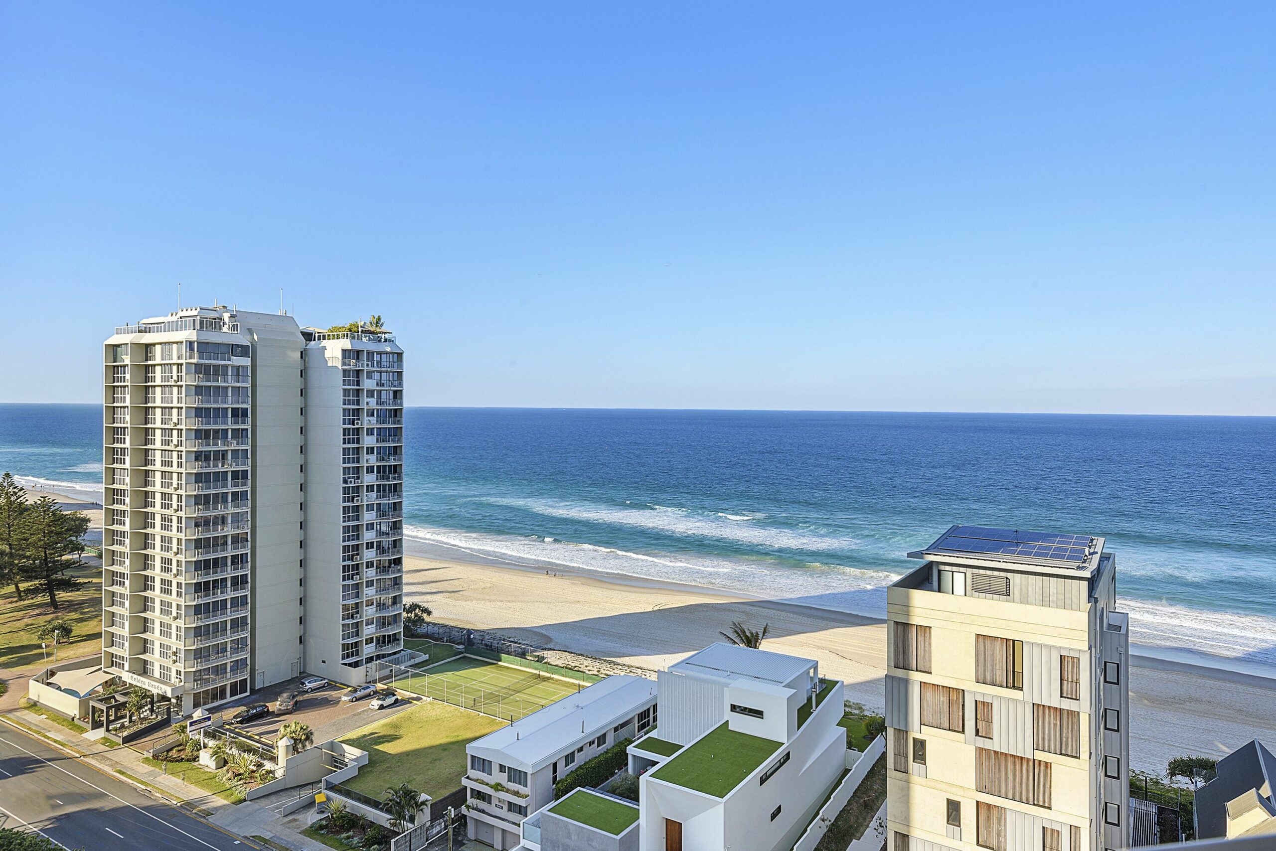 Luxurious Beach Apartment with Ocean Views and a Fantastic Location