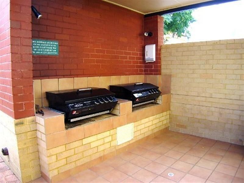 Subiaco Village With Pool, BBQ & spa - Free Parking and Wifi - two Bedroom