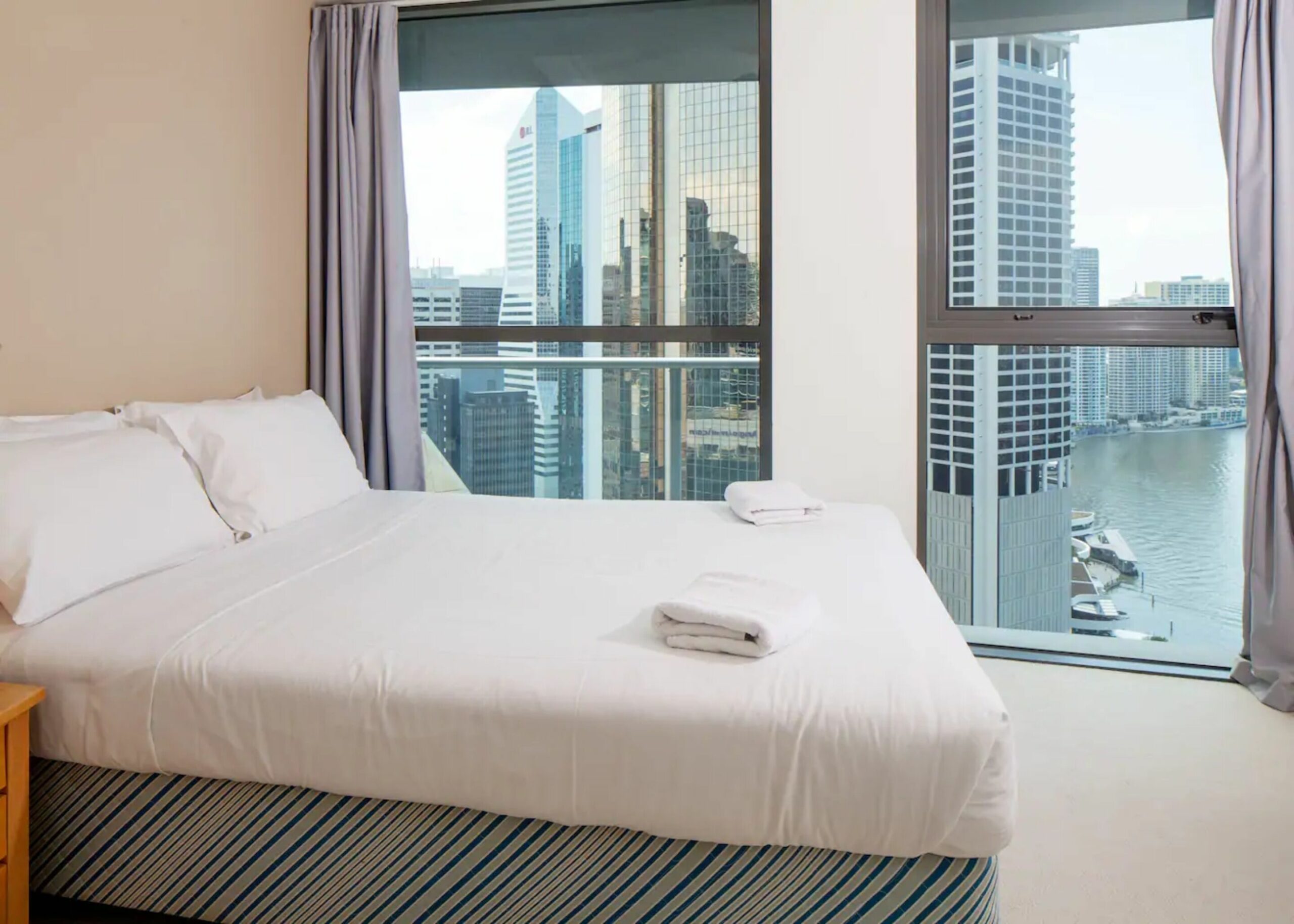 Amazing Brisbane CBD 2 Bedroom Apartment With River Views