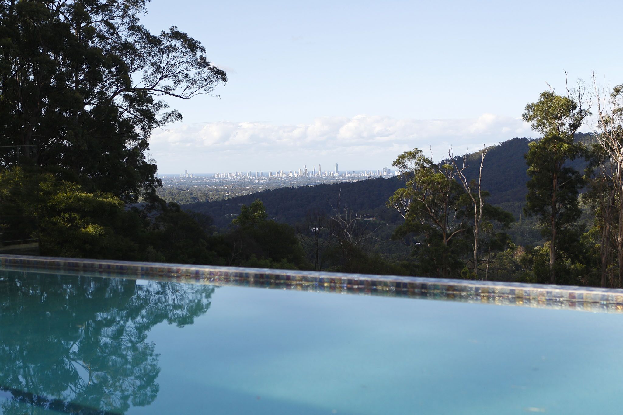 Tree House #1. Private, Stone Bath With Amazing Views to the Gold Coast.3levels