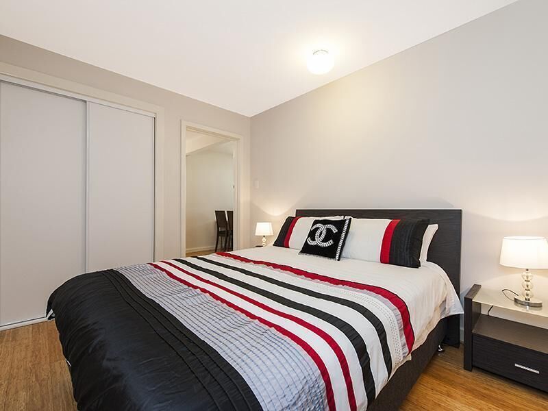 Stylish Modern Ground Floor Apartment With Courtyard - Near to Scgh & UWA