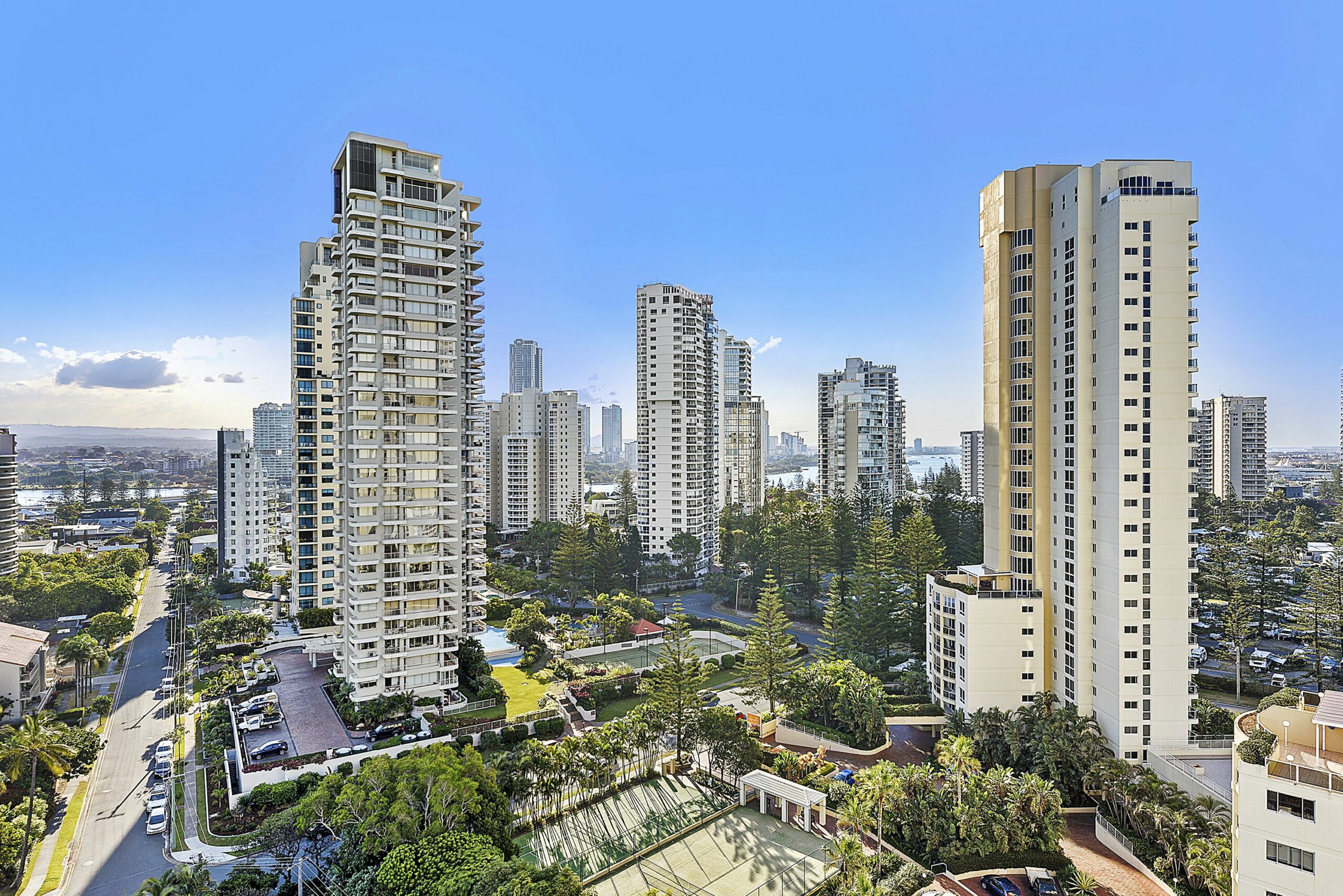 Luxurious Beach Apartment with Ocean Views and a Fantastic Location