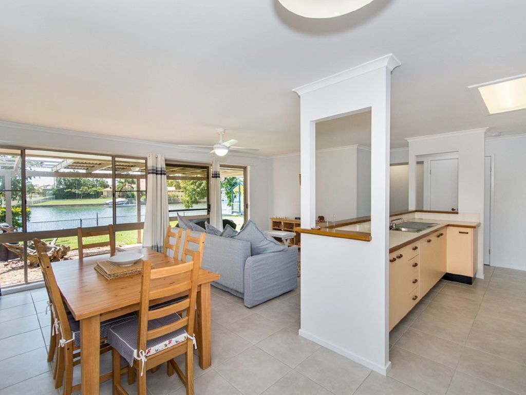 Lowset Home on the Canal - Dolphin Dr, Bongaree