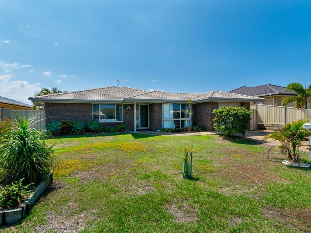 Lowset Home on the Canal - Dolphin Dr, Bongaree