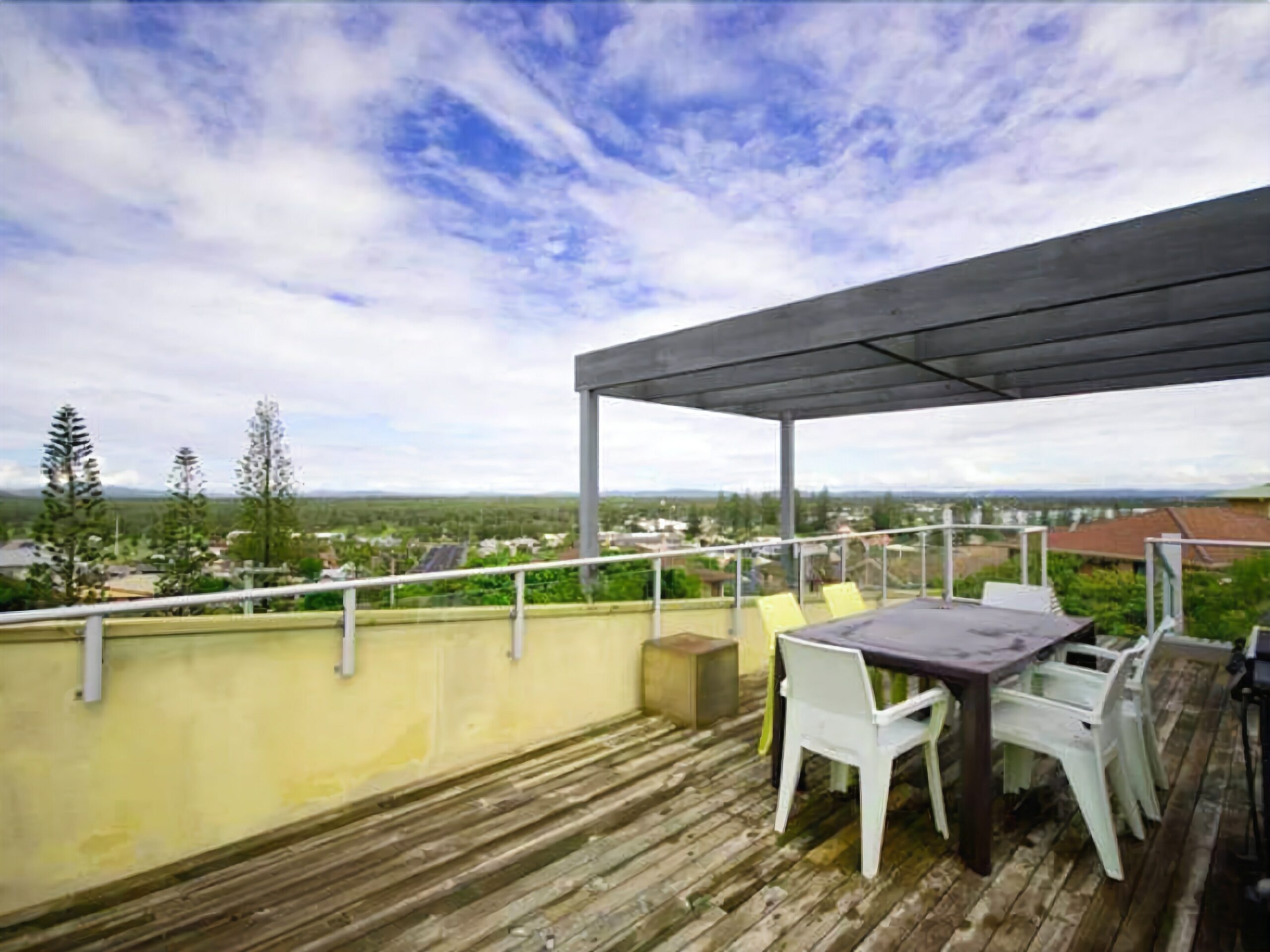 Tri Level Apartment with a rooftop deck and views to Main Beach!