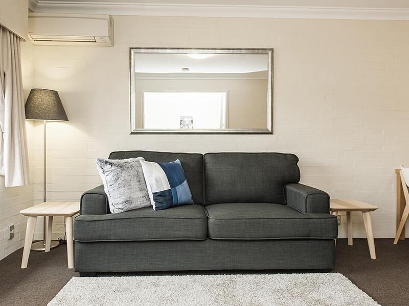 Subiaco Village With Pool, BBQ & spa - Free Parking and Wifi - one Bedroom