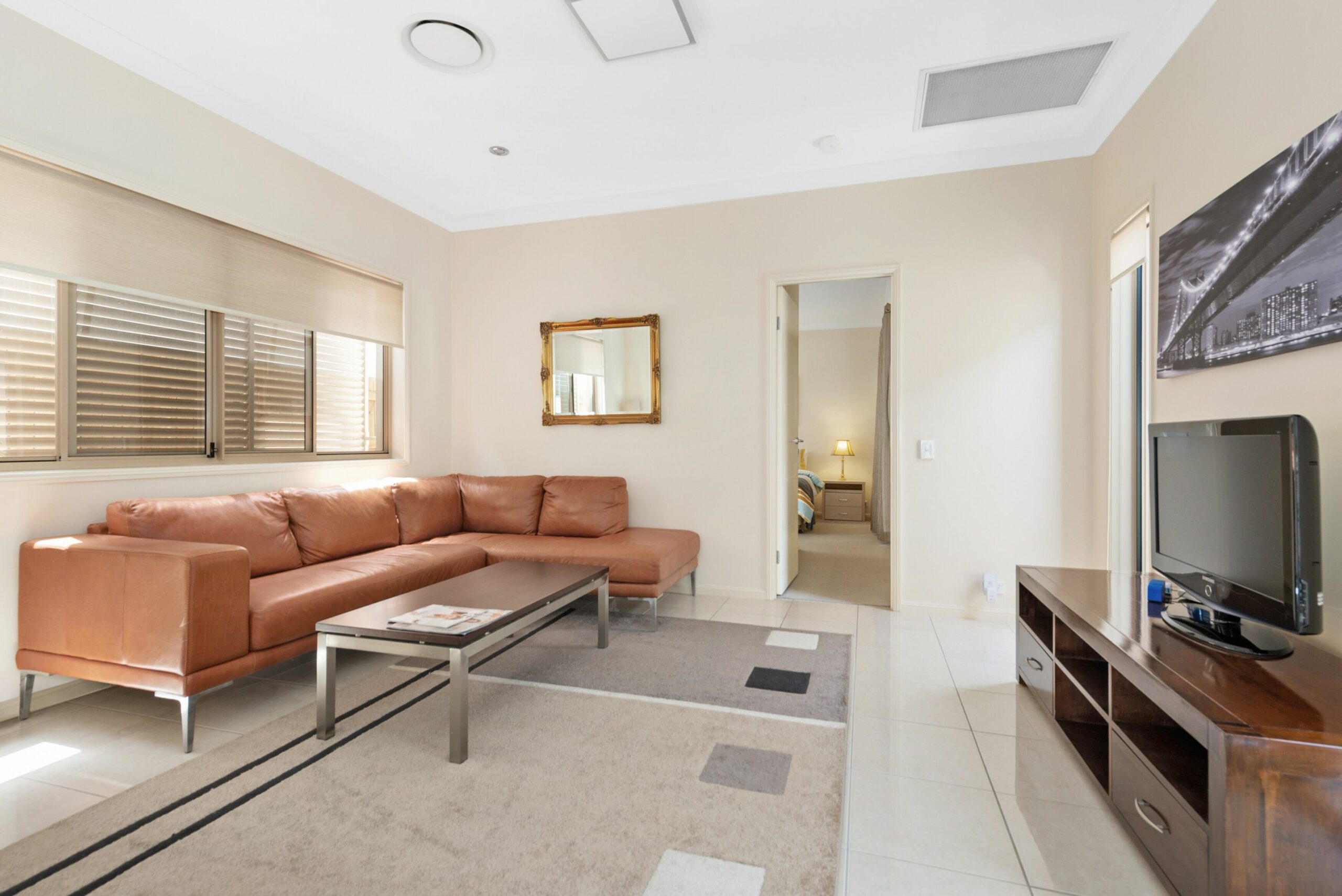 Impeccable Modern 1 Bedroom Apartment ~ Taringa