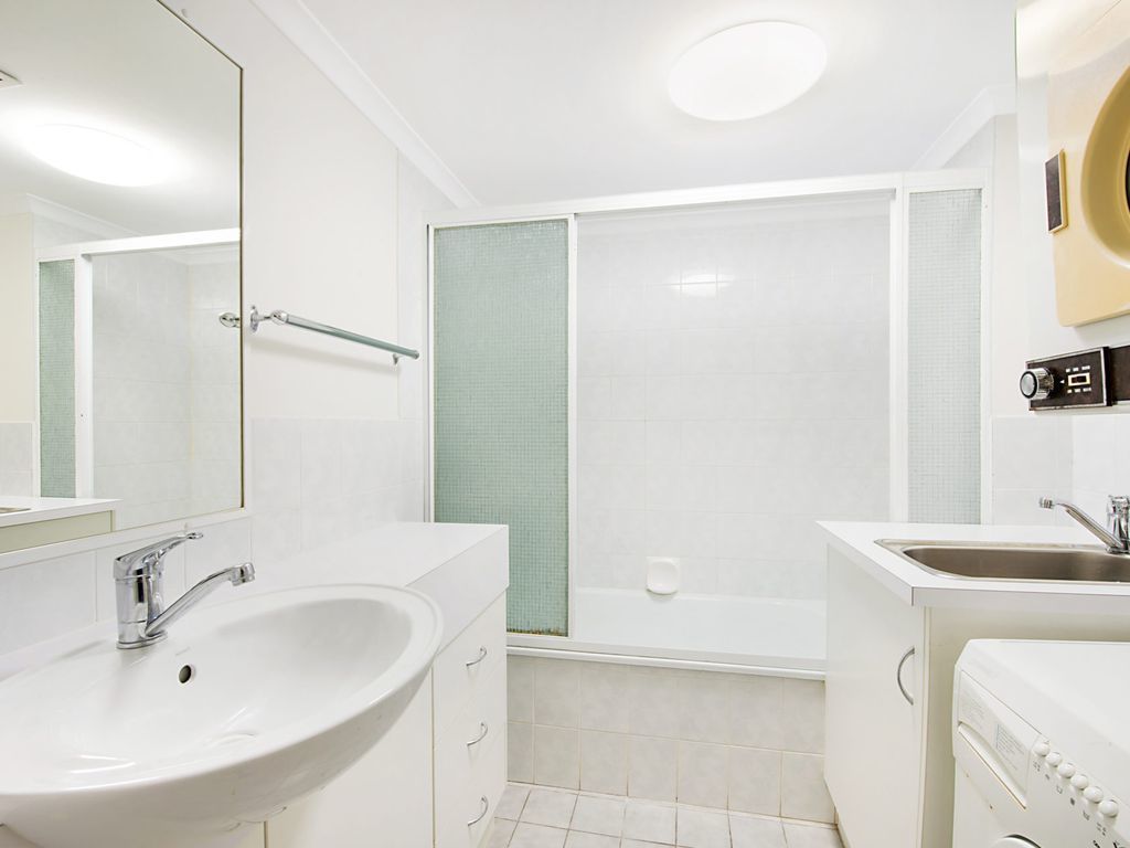 Ocean View Terrace Unit 3 Central location just behind the main street of Coolangatta