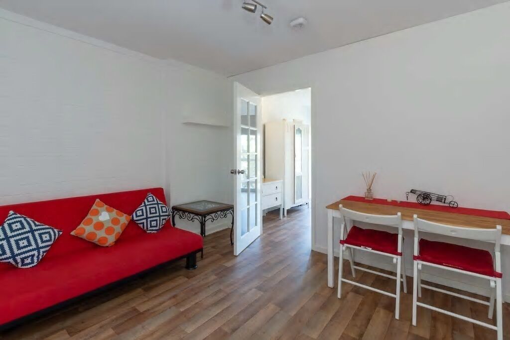 Entire Apartment in the Centre of Mount Lawley Opposite Park, walk to Cafes!