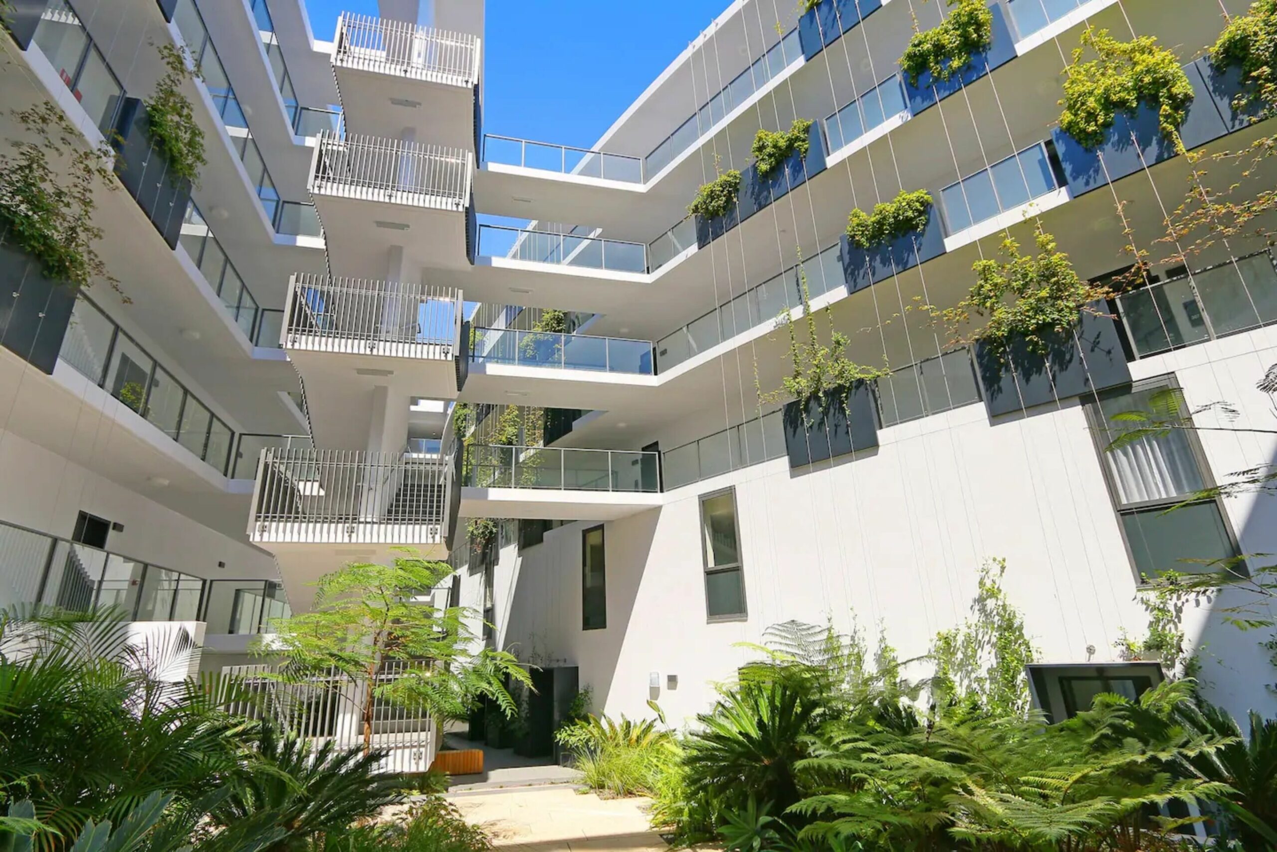 Large Modern 2 Bedroom Apartment Near Lake Claremont