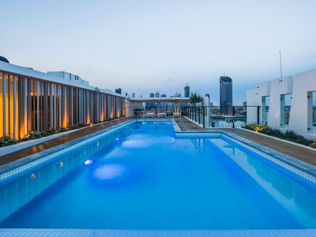 Stylish Apartment w/ Rooftop Pool and BBQ &parking