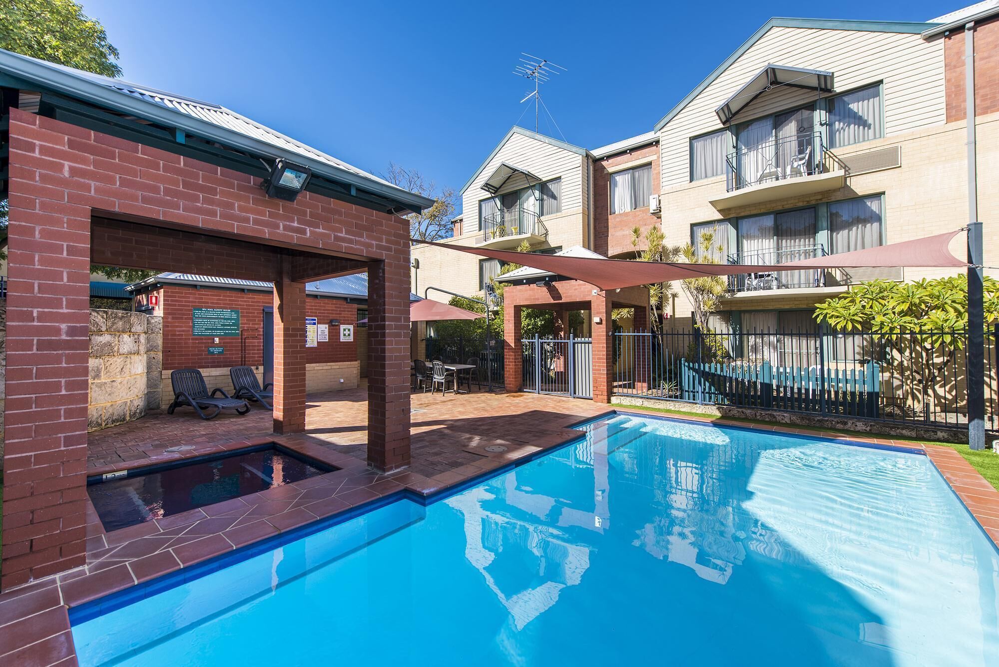 Subiaco Village With Pool, BBQ & spa - Free Parking and Wifi - one Bedroom