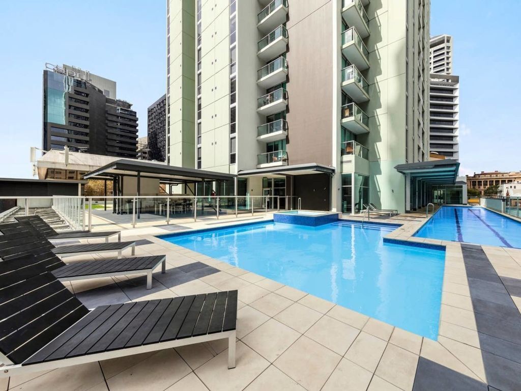 2BR Epic Views CBD 2 Cars Poolwinegymnetflix