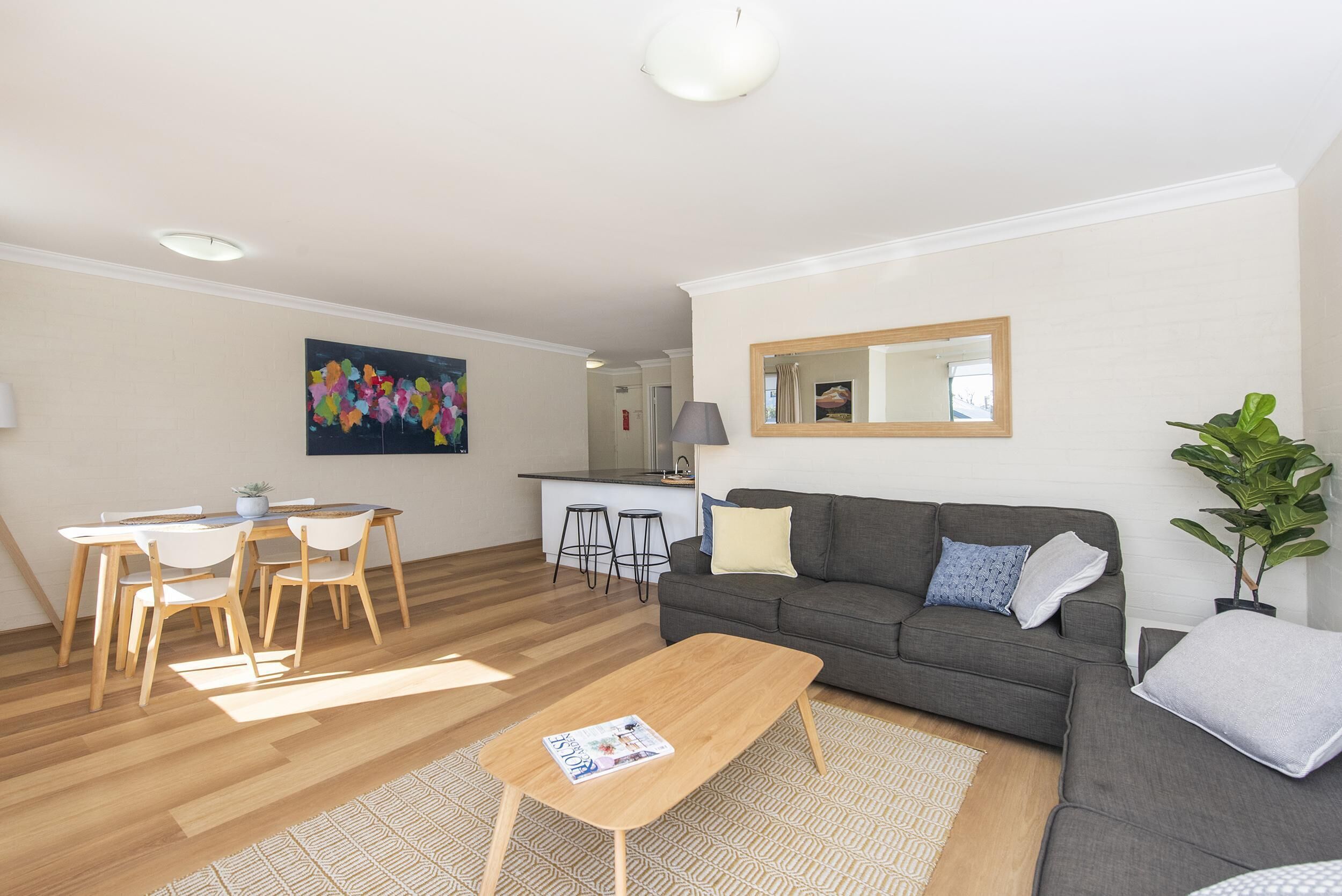 Subiaco Village With Pool, BBQ & spa - Free Parking and Wifi - two Bedroom