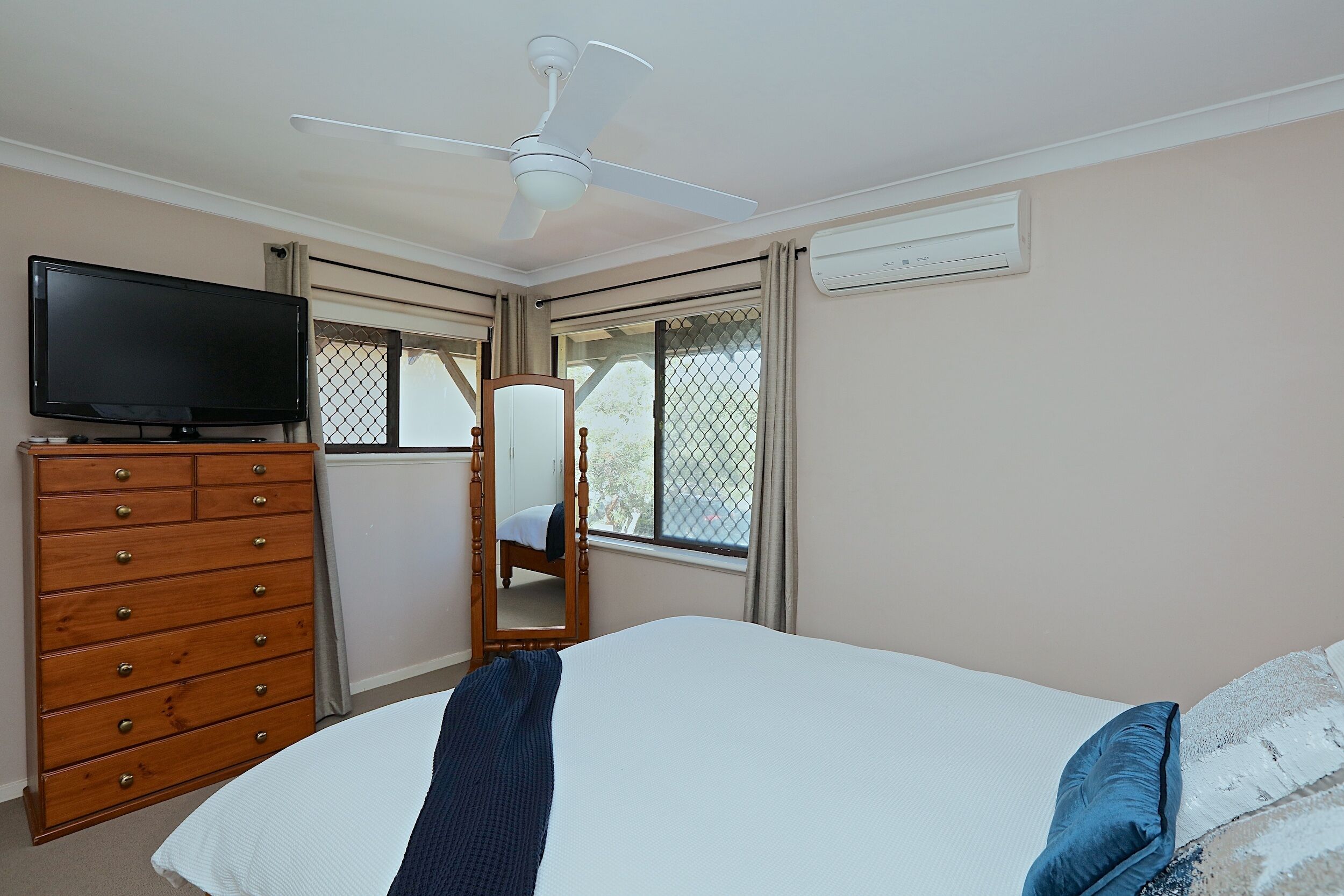 BEST LOCATION in Perth!  Free Wifi & Netflix Gorgeous Family friendly townhouse