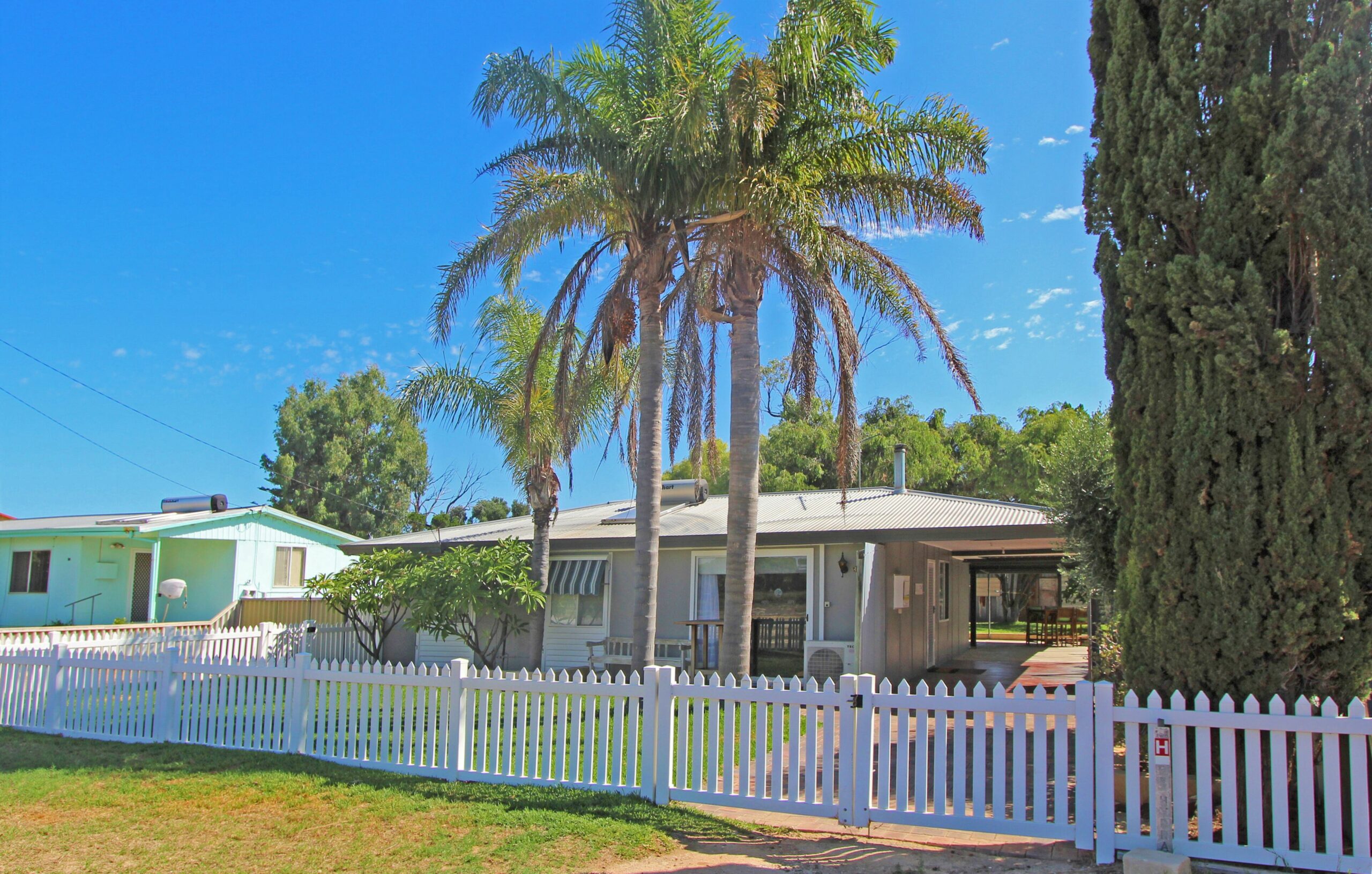 "Le Shack"  Walking distance to the beach and shops!!