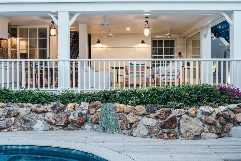 Burleigh Hamptons 3 Levels , Surf Views, Pool, 50m to Beach