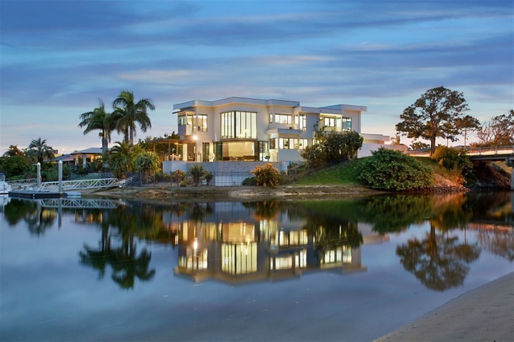 Elite Holiday Homes Lumiere` Broadbeach Surrounded By Water