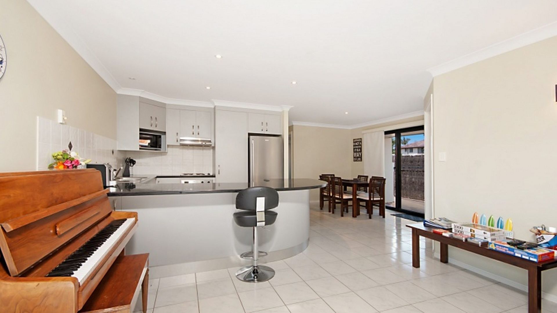 MAP1/21- THREE BEDROOM TOWNHOUSE WITH FREE WIFI + SWIMMING POOL + FOXTEL