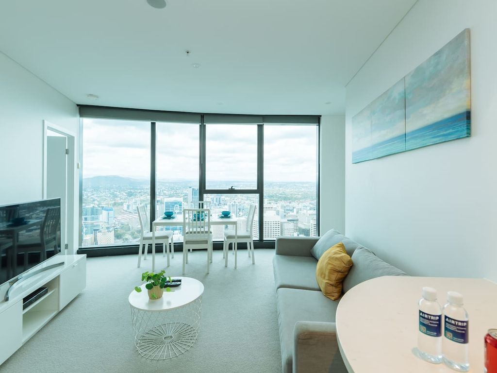 Tallest Tower in CBD 2 Bedroom apt With Pool & Gym