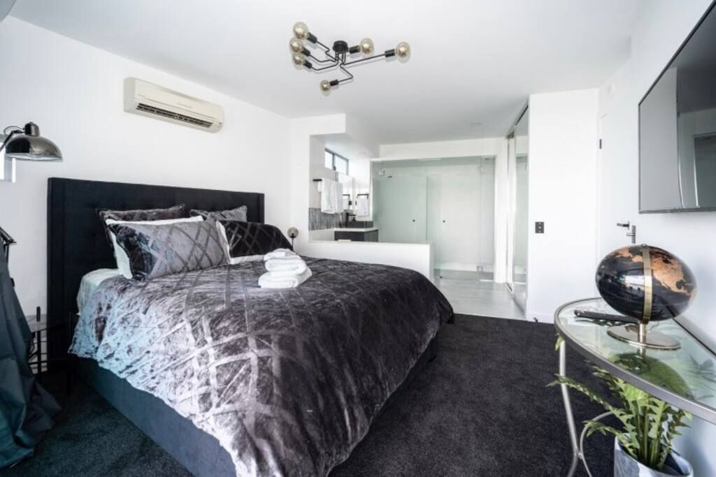 Stylish 3 Bedroom CBD River & City Views Free Spasaunapoolwifinetflix