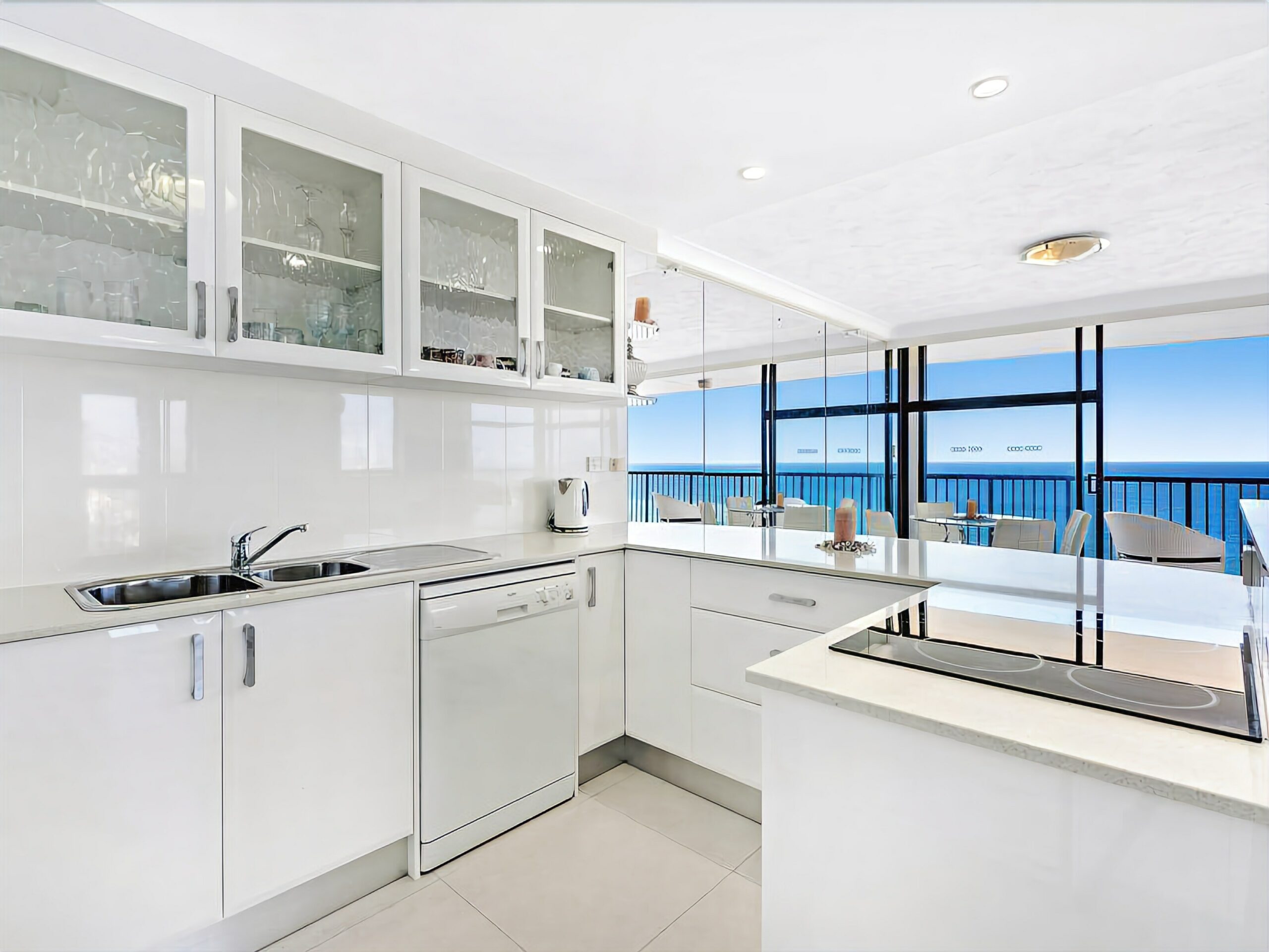 Absolute Beachfront 2 bed Imperial. Surf, Surfers Paradise