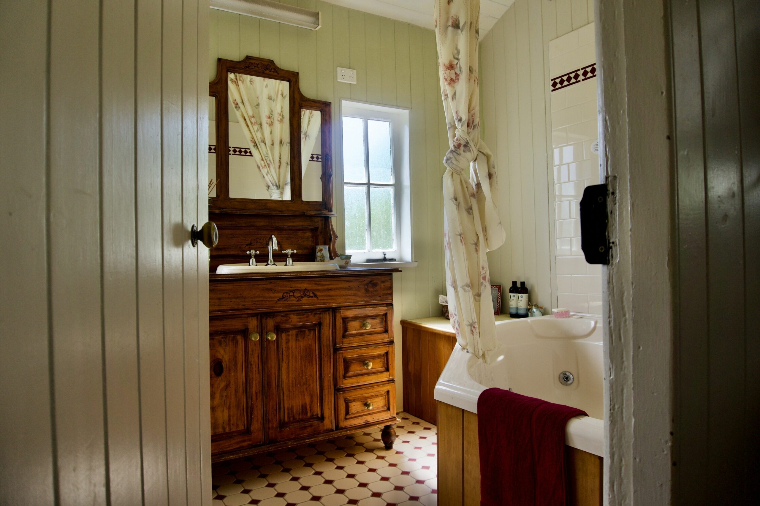 Eighteen Mile Cottage - river access with breathtaking views!
