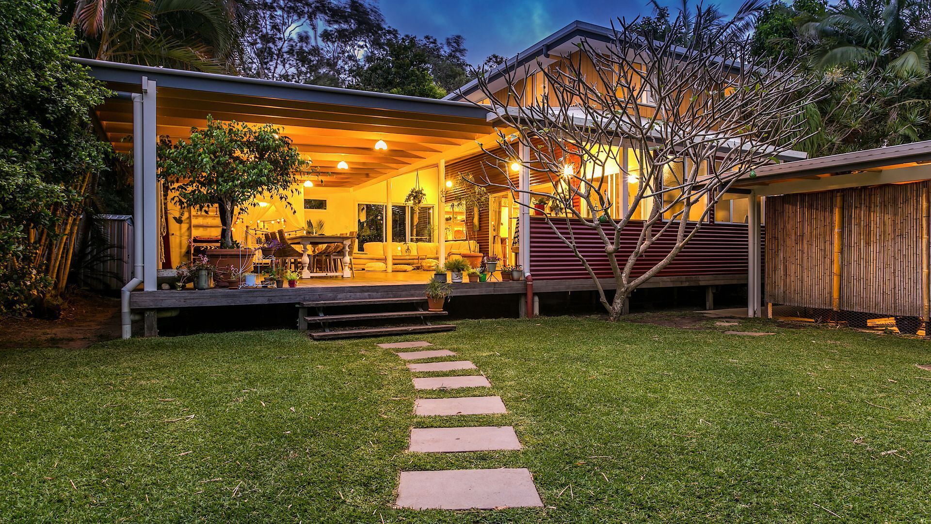 Byron Deck House private green oasis close to town, cafes and beaches