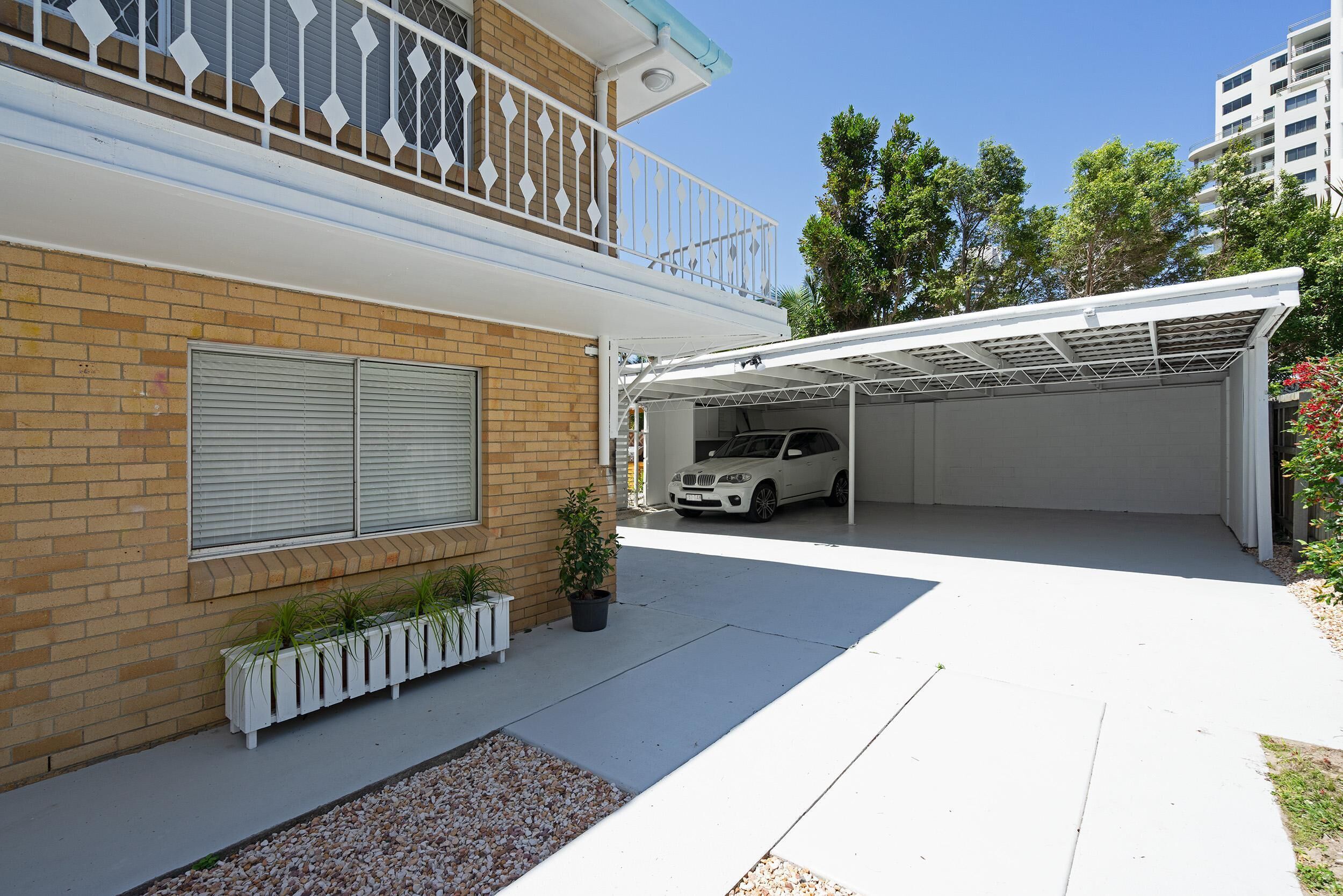 Spacious and Bright Apartment Minutes to the Beach