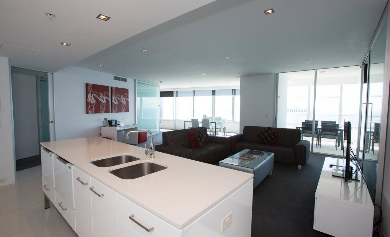 Deluxe Three Bedroom Sub Penthouse Apartment With Spa Bath Level 60+ at Q1