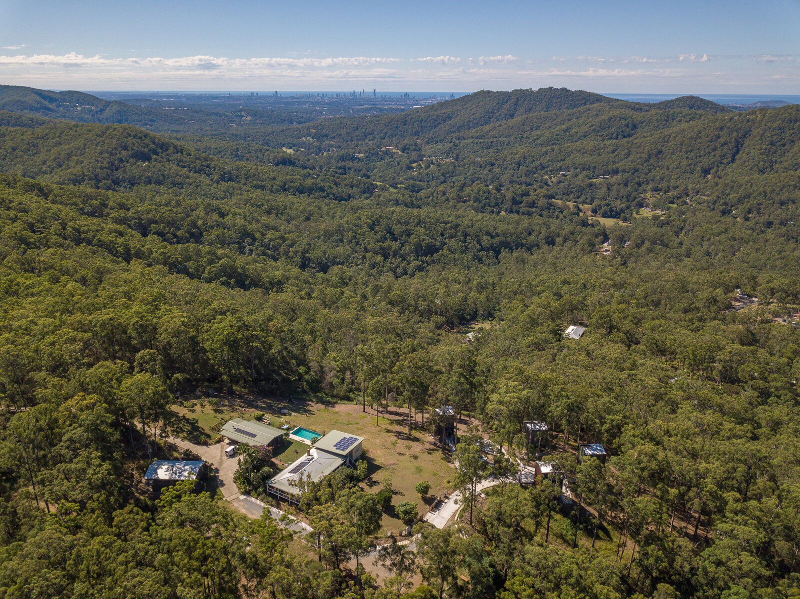 Tree House #1. Private, Stone Bath With Amazing Views to the Gold Coast.3levels