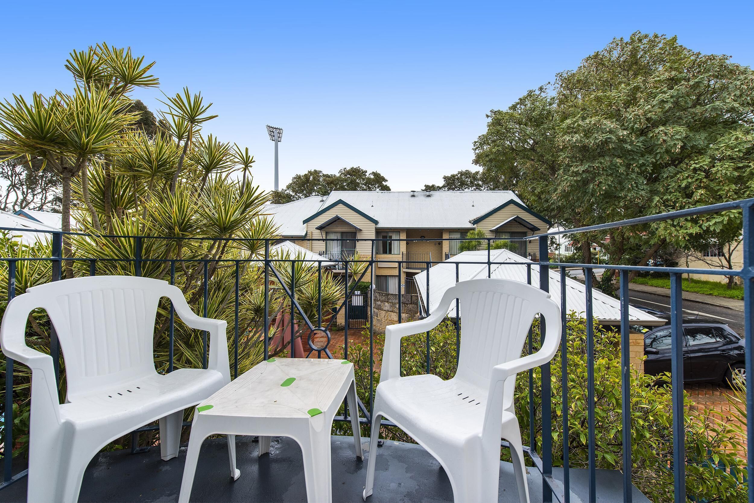 Subiaco Village With Pool, BBQ & spa - Free Parking and Wifi - two Bedroom