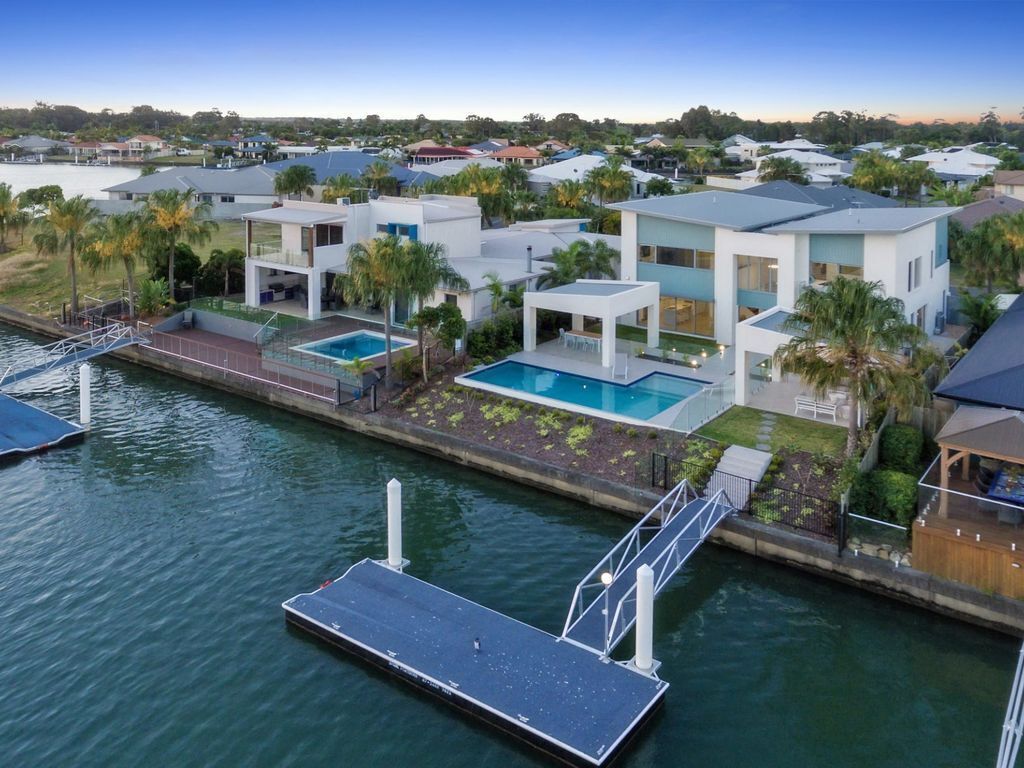 Luxury Canal Front Holiday House, Raptor Pde Banksia Beach